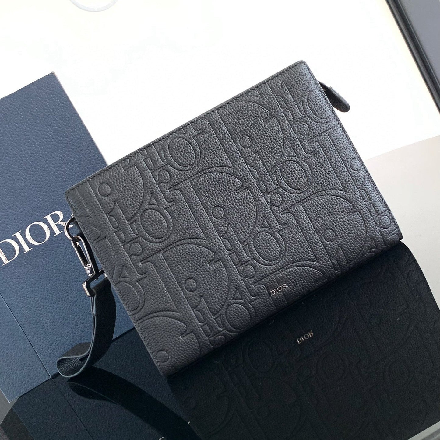 CLUTCH 27 BAG IN BLACK CALFSKIN EMBOSSED LOGO Amelia
