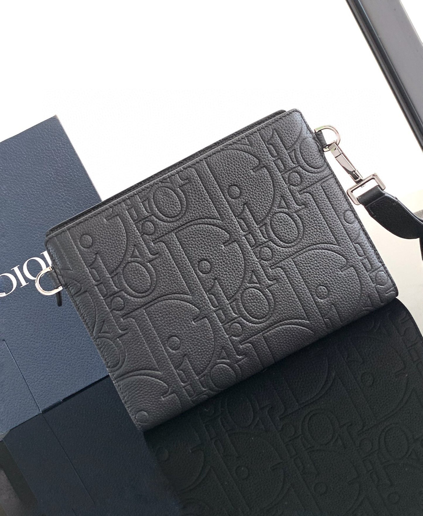CLUTCH 27 BAG IN BLACK CALFSKIN EMBOSSED LOGO Amelia