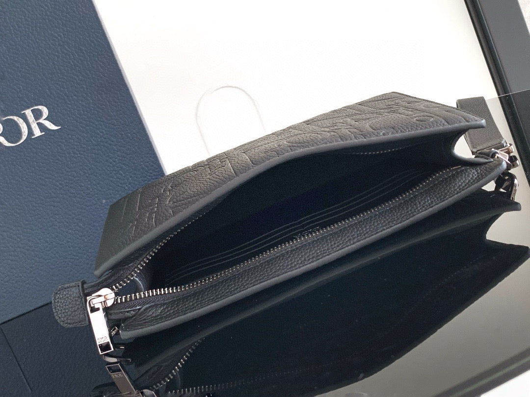 CLUTCH 27 BAG IN BLACK CALFSKIN EMBOSSED LOGO Amelia