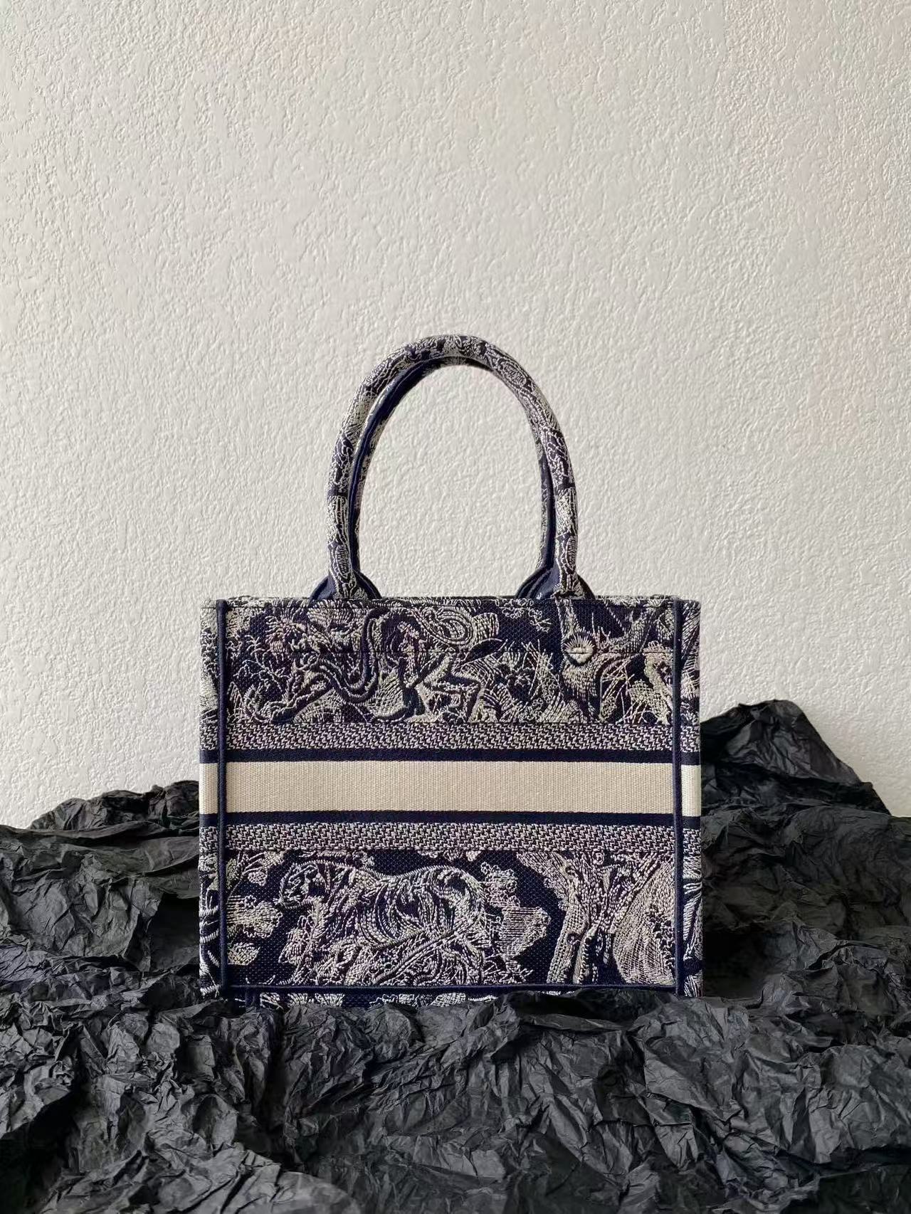 MISS SMALL TOTE 26 IN NAVY BLUE AND WHITE CANVAS Amelia