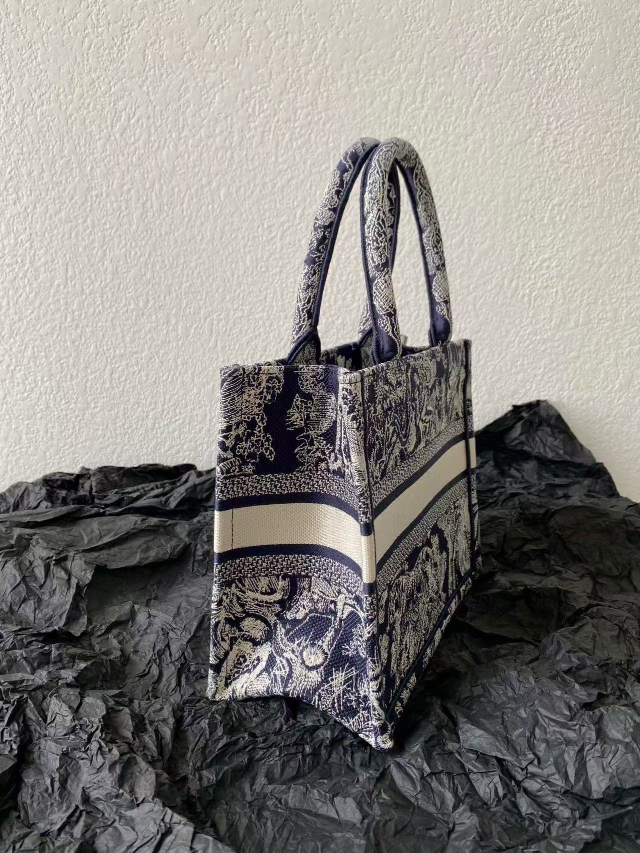 MISS SMALL TOTE 26 IN NAVY BLUE AND WHITE CANVAS Amelia