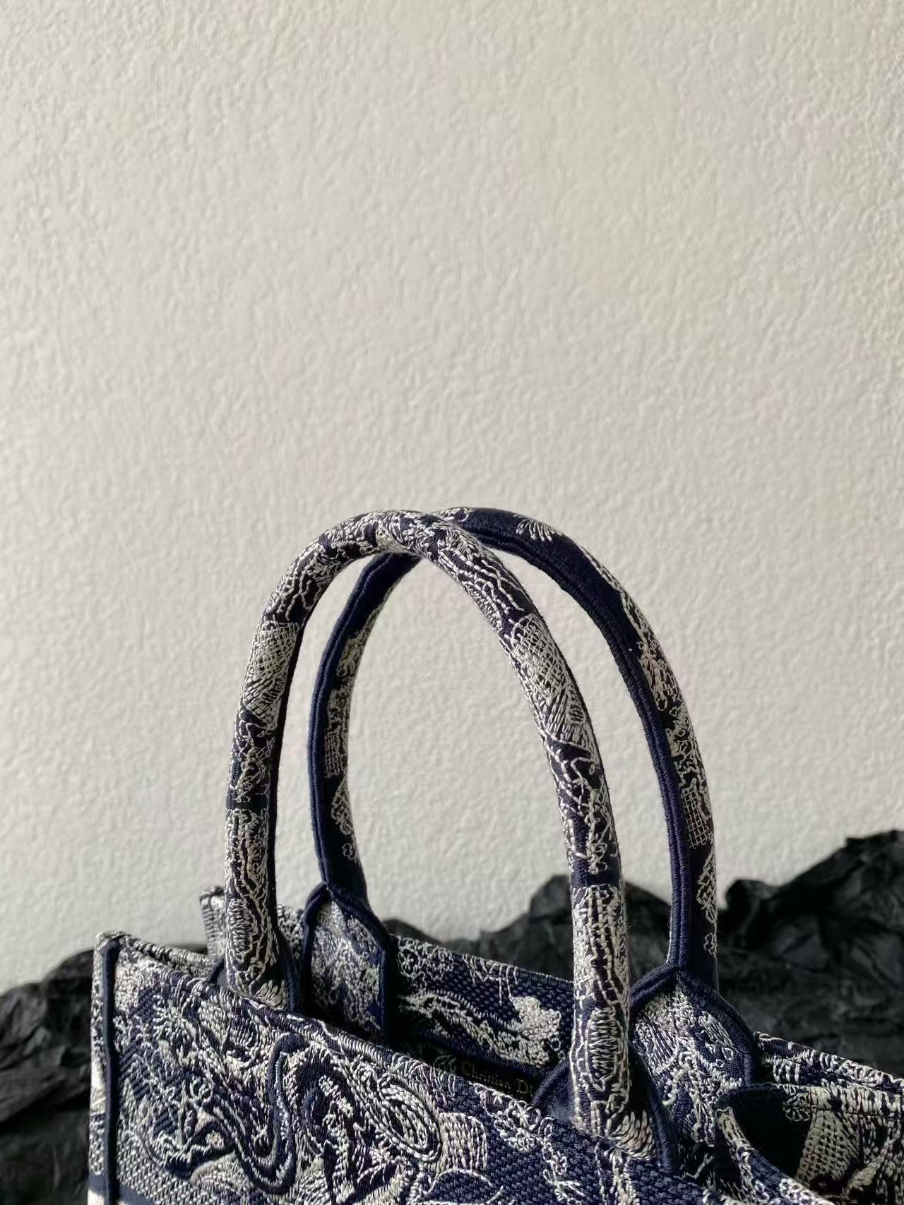 MISS SMALL TOTE 26 IN NAVY BLUE AND WHITE CANVAS Amelia