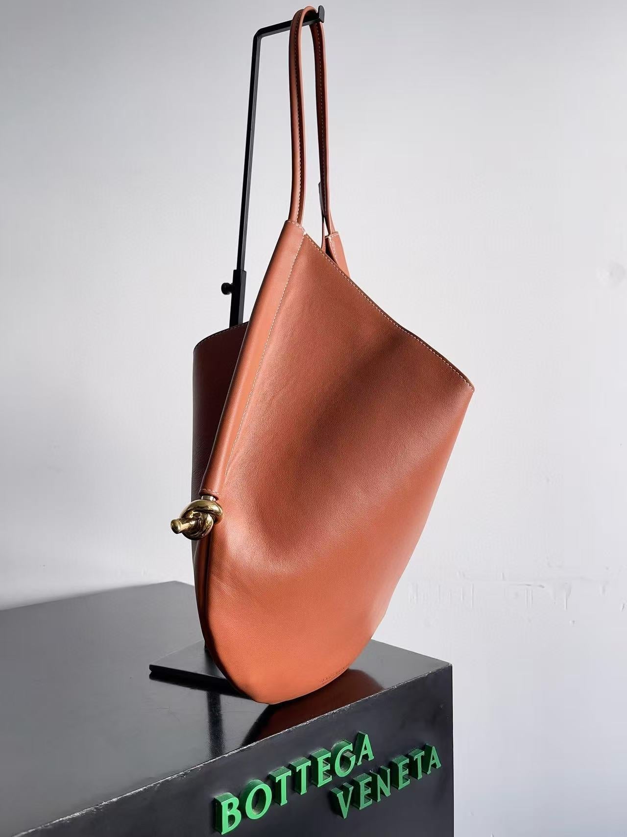 MEDIUM SOLSTICE 44 IN BROWN LAMBSKIN Amelia