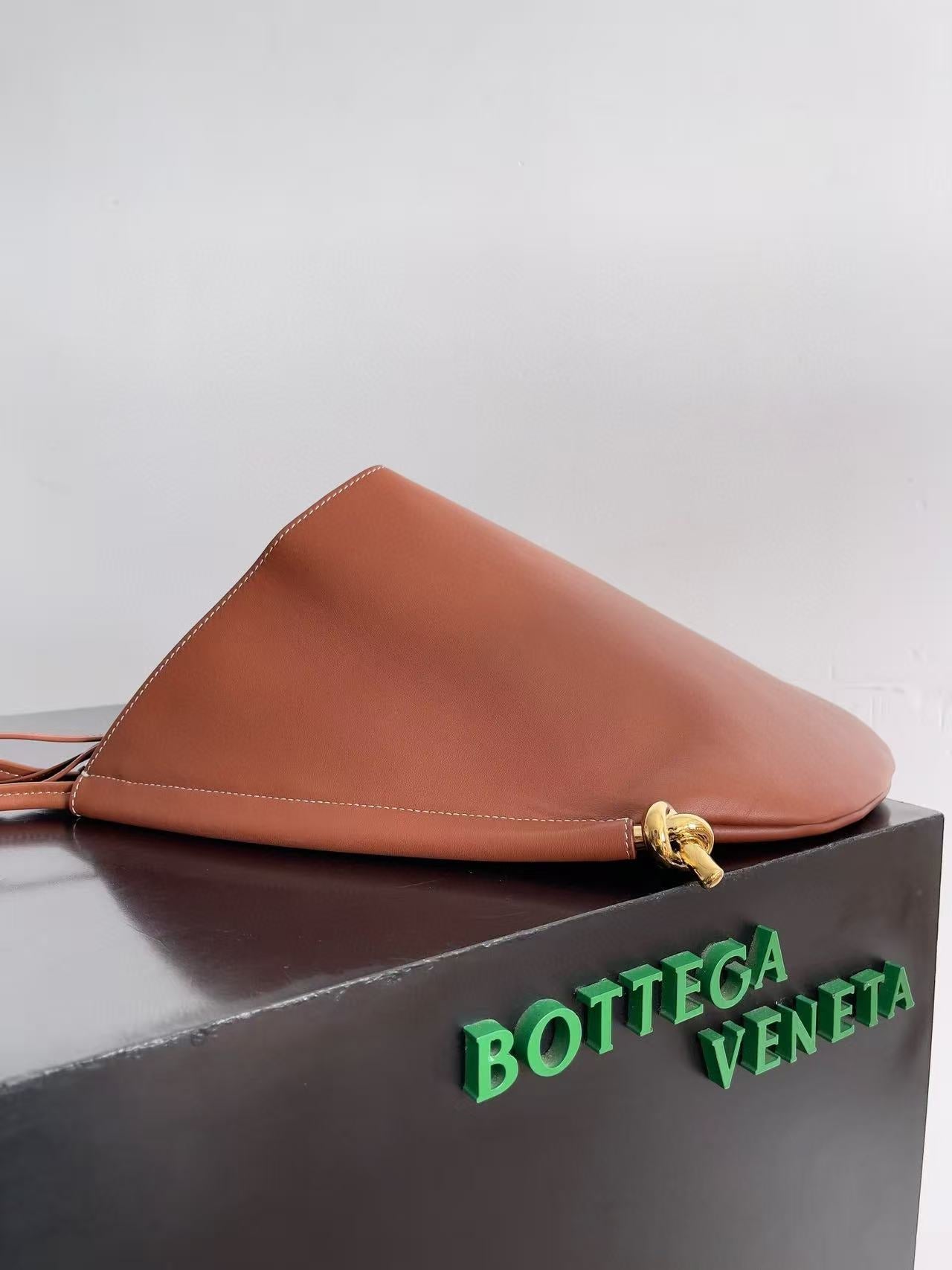 MEDIUM SOLSTICE 44 IN BROWN LAMBSKIN Amelia
