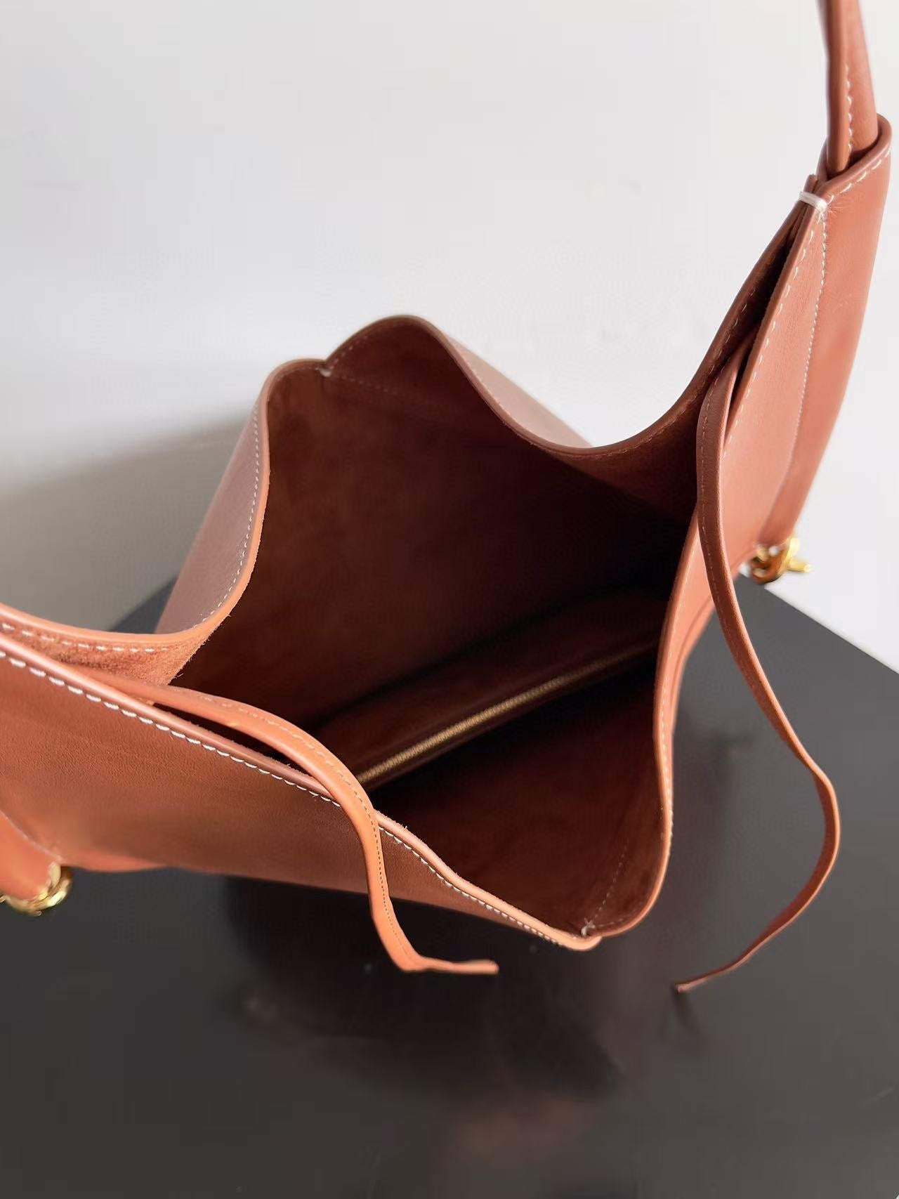 MEDIUM SOLSTICE 44 IN BROWN LAMBSKIN Amelia
