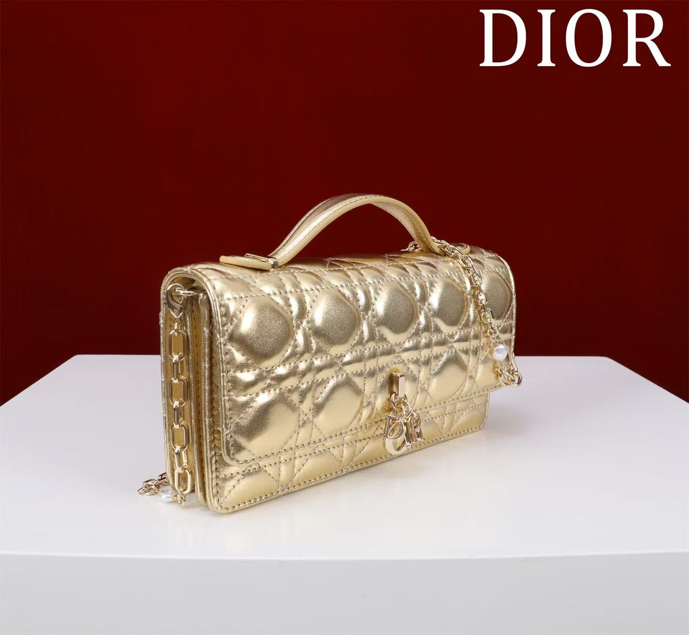 CD BAG 21 IN GOLD CALFSKIN WITH GOLD HARDWARE Amelia