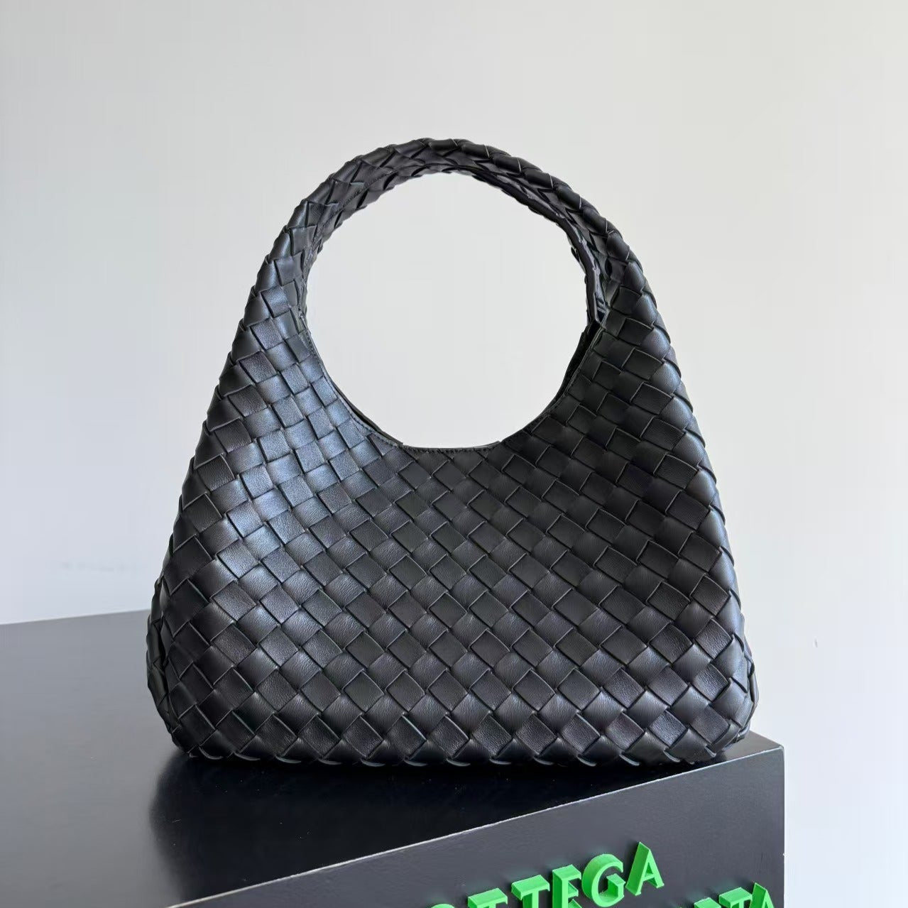 BOTTEGA VENETA SHOULDER BAG 33 IN BLACK CALFSKIN Amelia Amelia