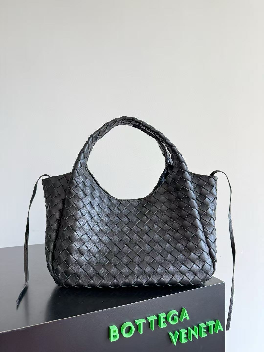 BOTTEGA VENETA SHOULDER BAG 33 IN BLACK CALFSKIN