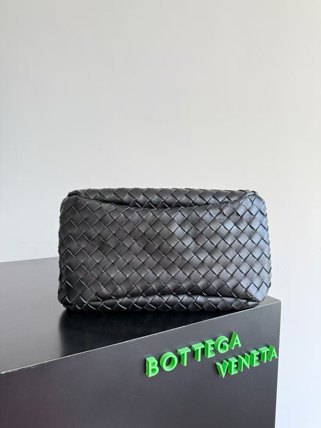 BOTTEGA VENETA SHOULDER BAG 33 IN BLACK CALFSKIN
