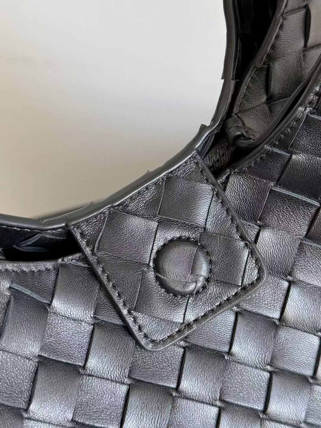 BOTTEGA VENETA SHOULDER BAG 33 IN BLACK CALFSKIN Amelia