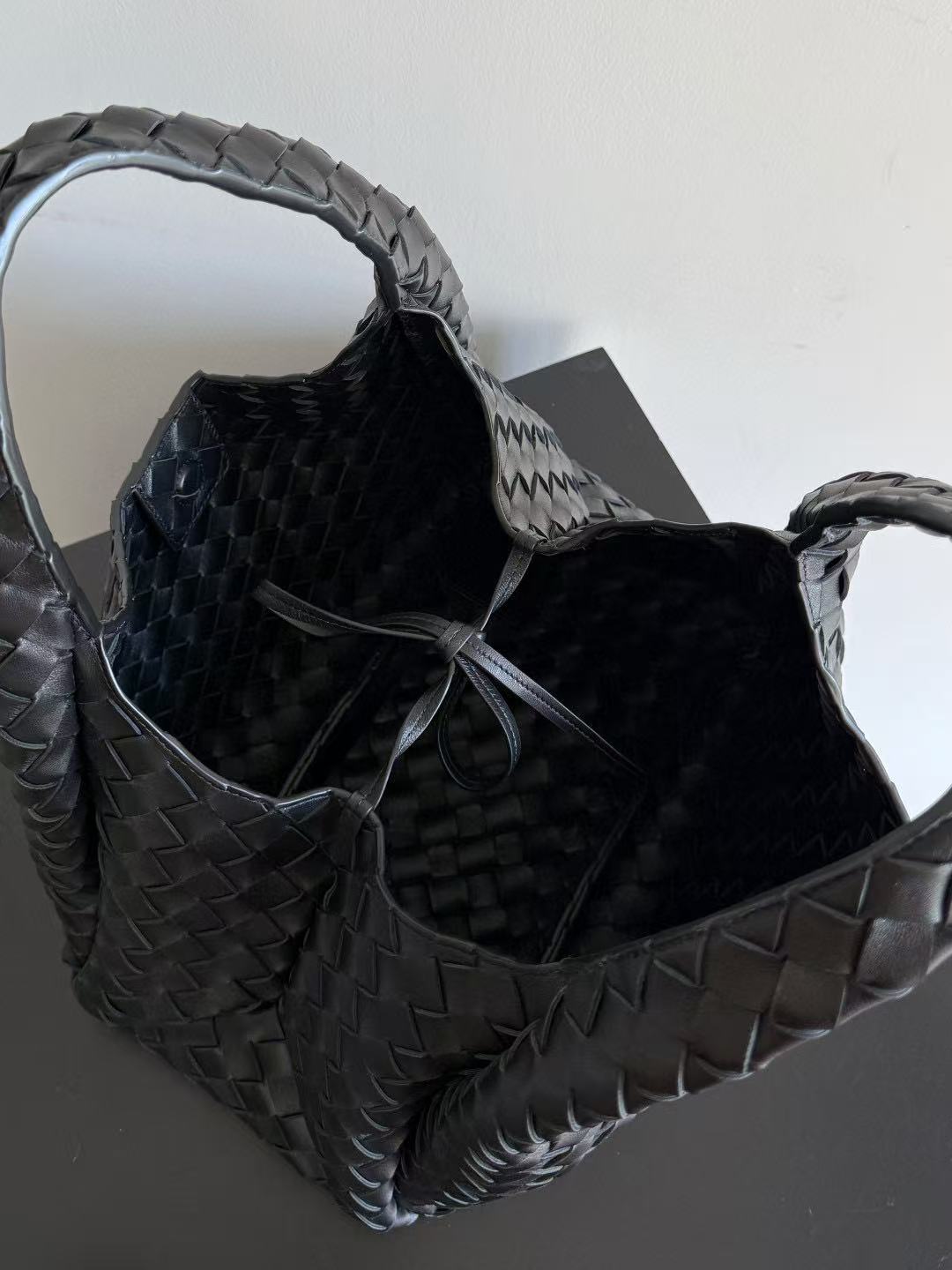 BOTTEGA VENETA SHOULDER BAG 33 IN BLACK CALFSKIN Amelia Amelia