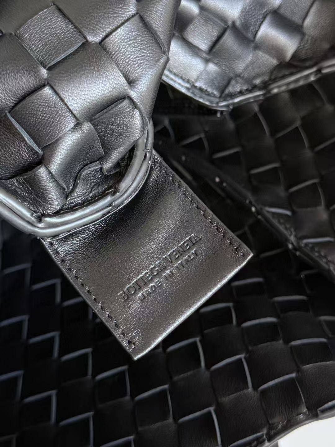 BOTTEGA VENETA SHOULDER BAG 33 IN BLACK CALFSKIN