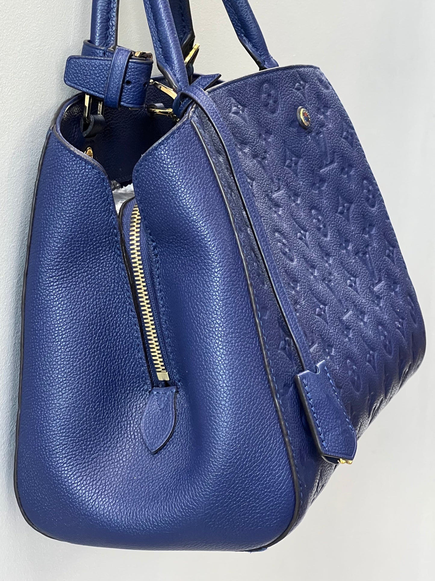LU VI -  IRIS MONOGRAM EMPREINTE MONTAIGNE MM