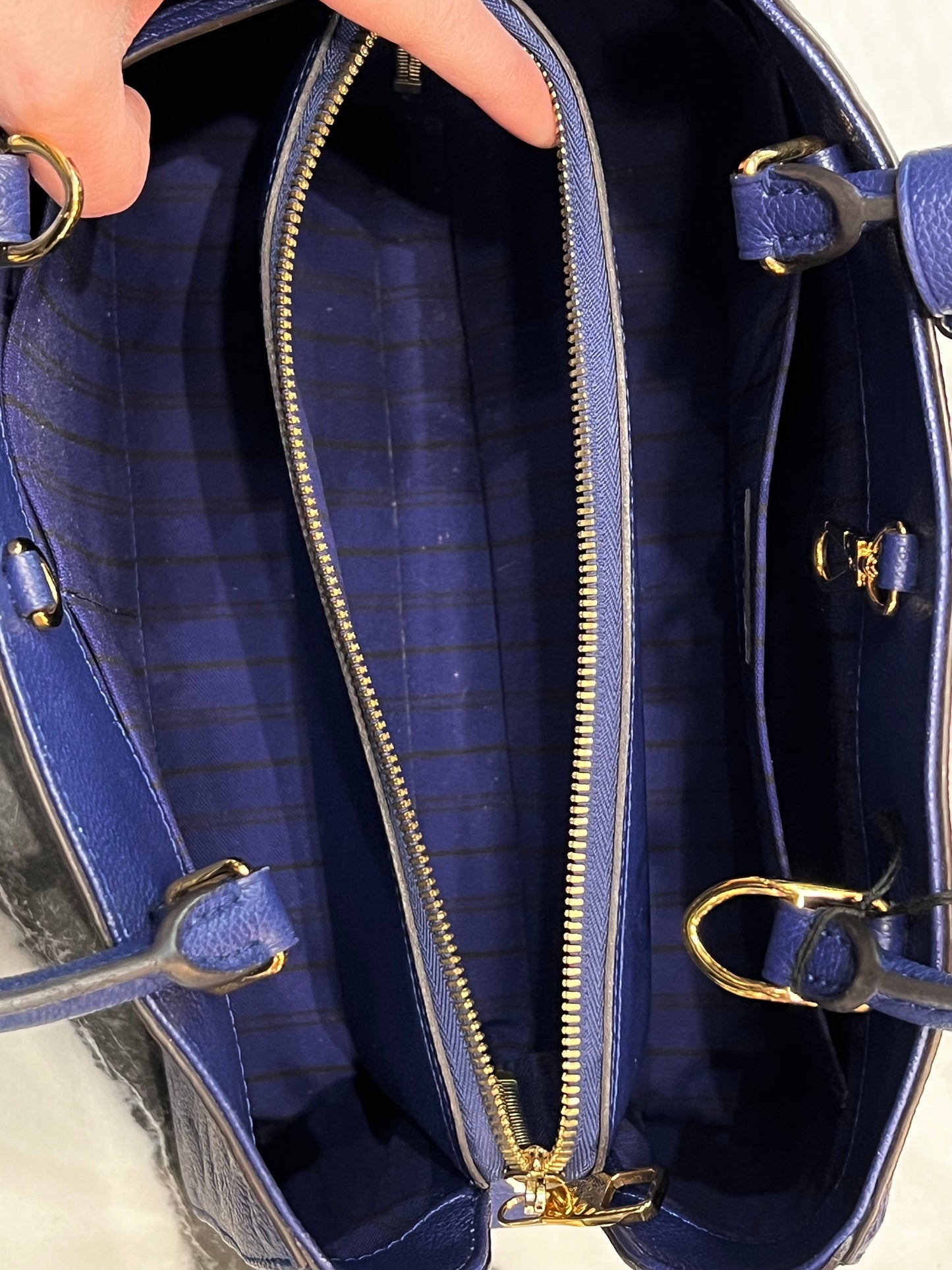 LU VI -  IRIS MONOGRAM EMPREINTE MONTAIGNE MM