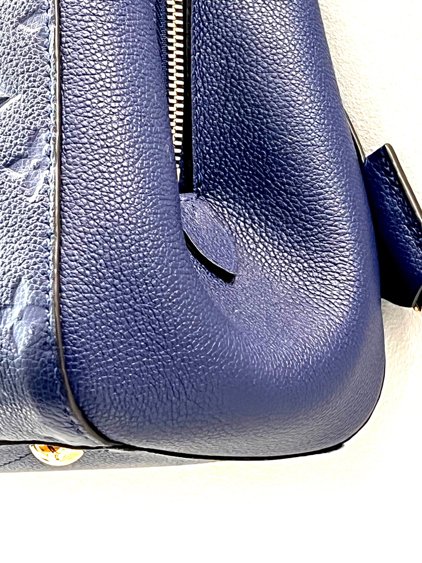 LU VI -  IRIS MONOGRAM EMPREINTE MONTAIGNE MM