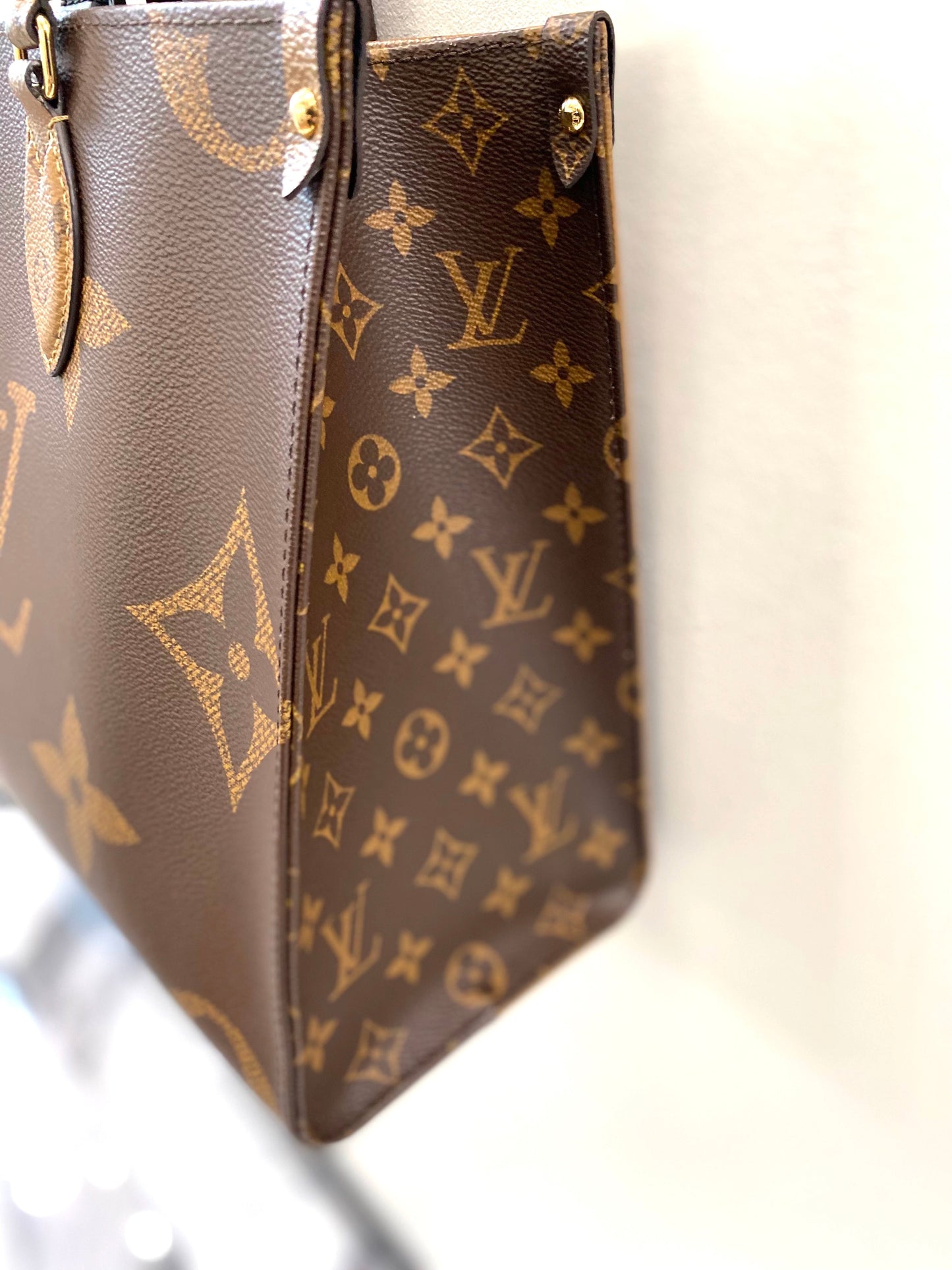 LU VI -  REVERSE MONOGRAM GIANT ON THE GO TOTE
