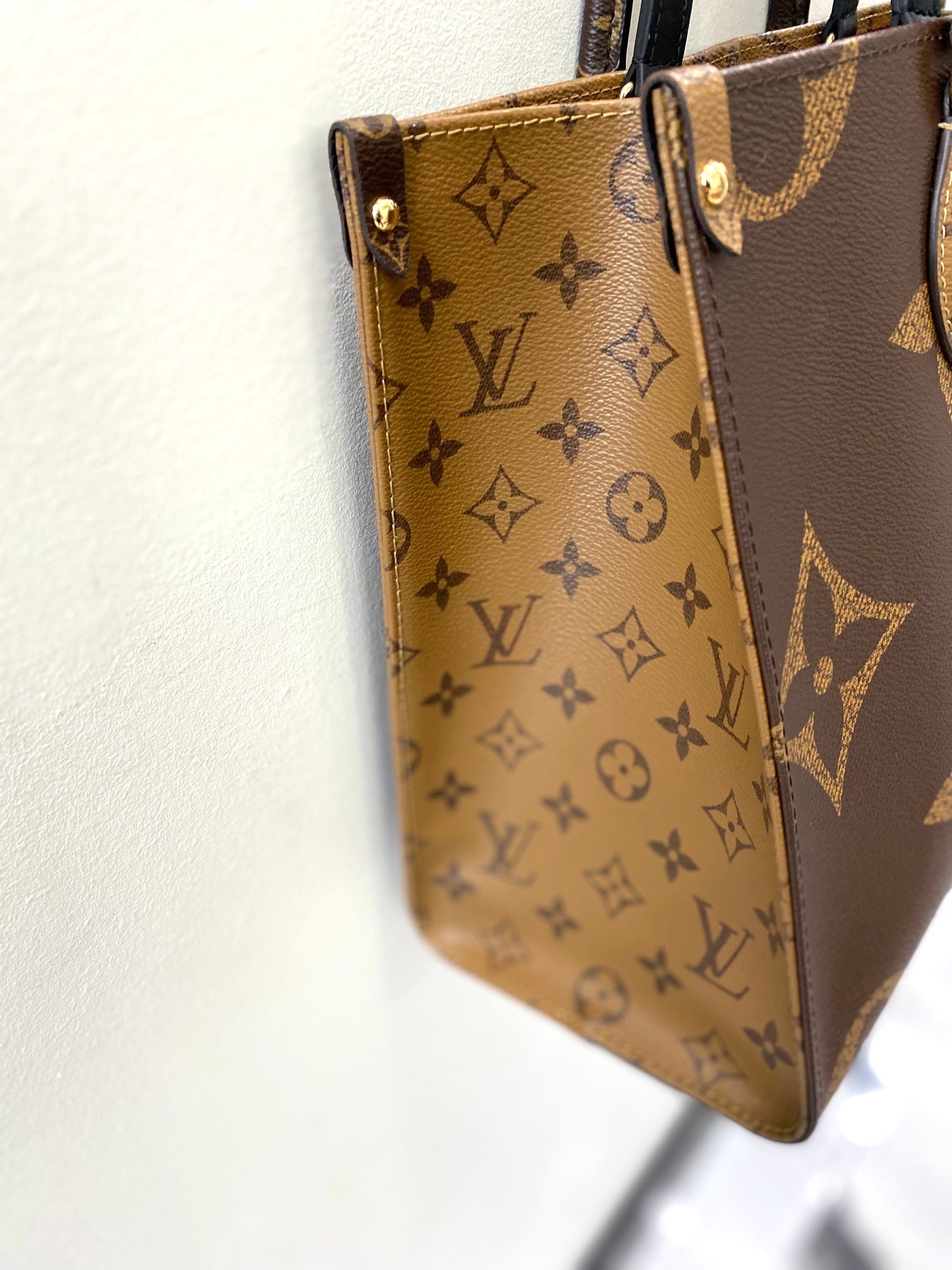 LU VI -  REVERSE MONOGRAM GIANT ON THE GO TOTE
