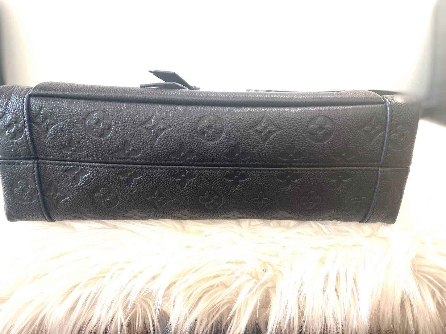 LU VI -  EMPREINTE LEATHER BLANCHE MM HANDBAG
