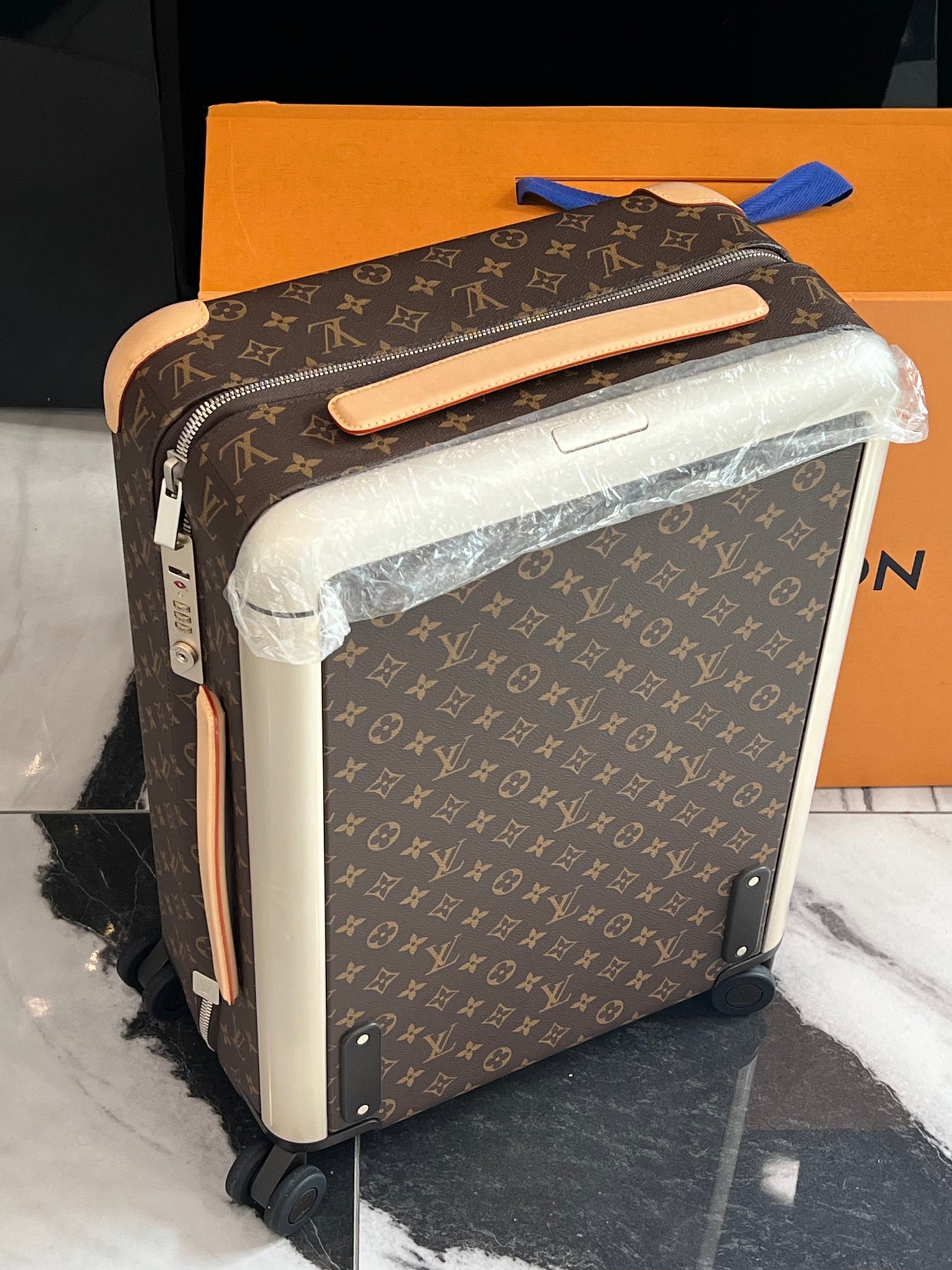 LU VI -  MONOGRAM HORIZON 55 SUITCASE