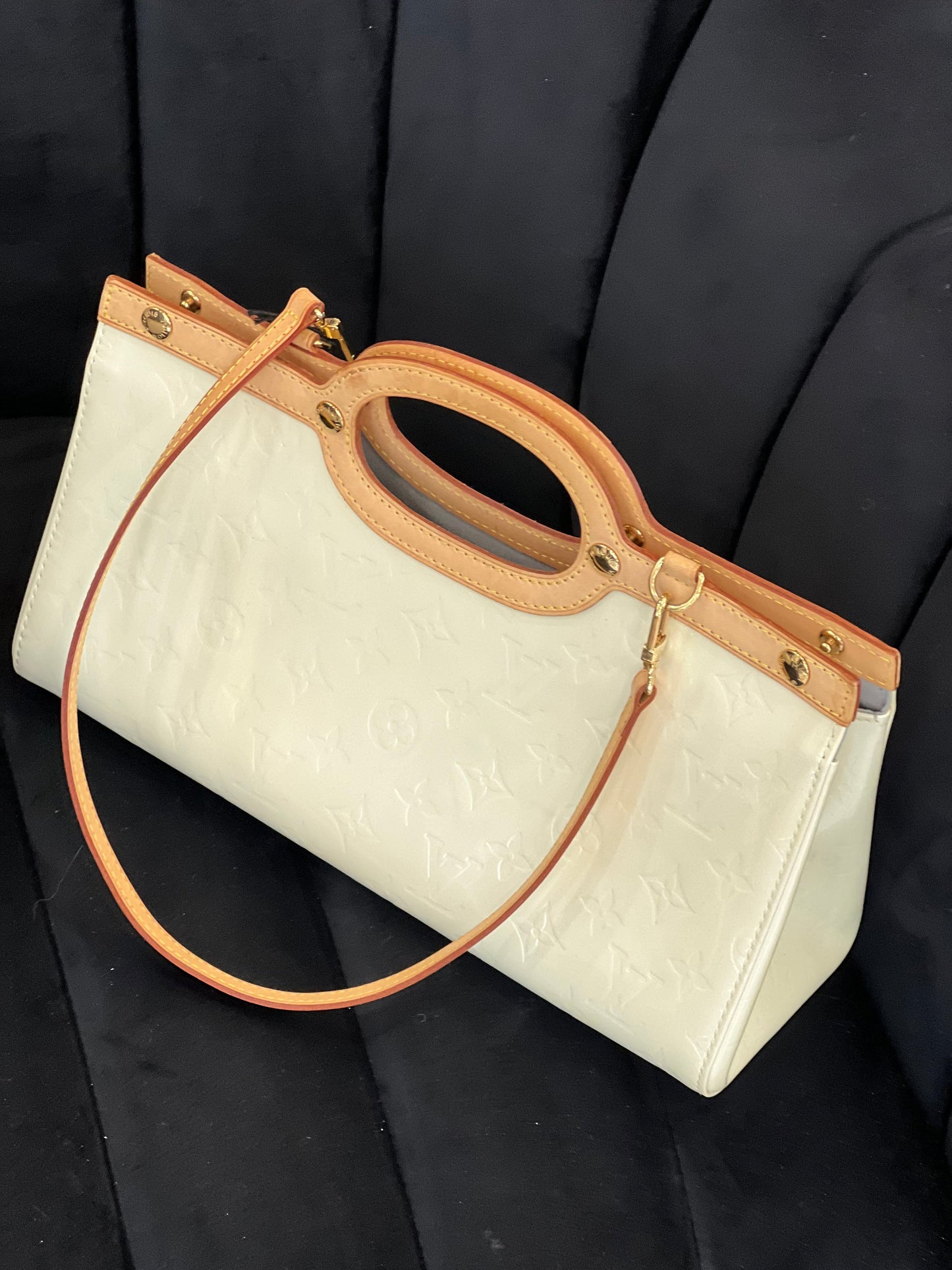 LU VI -  ROXBURY DRIVE VERNIS MONOGRAM PERLE BAG