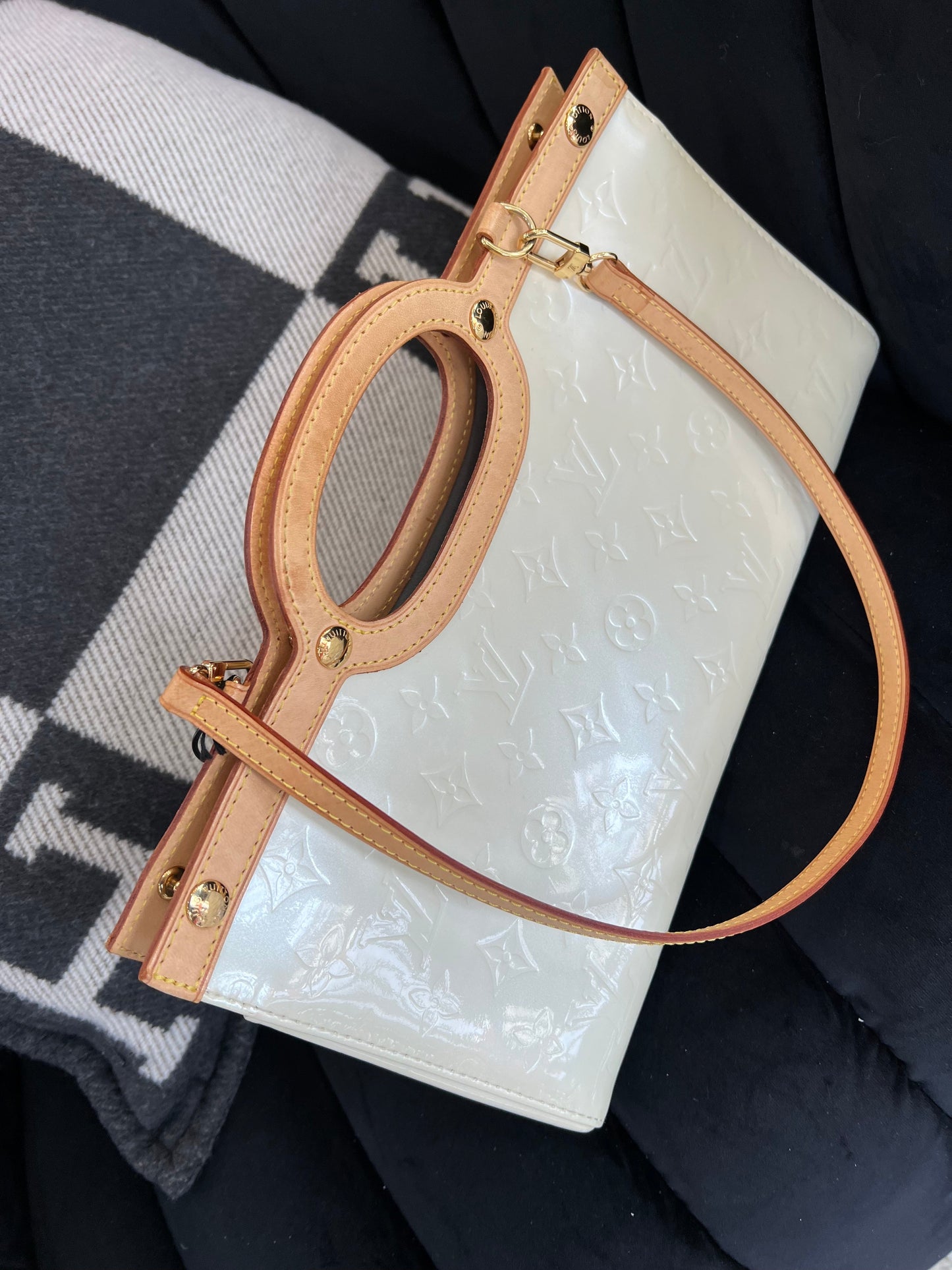 LU VI -  ROXBURY DRIVE VERNIS MONOGRAM PERLE BAG