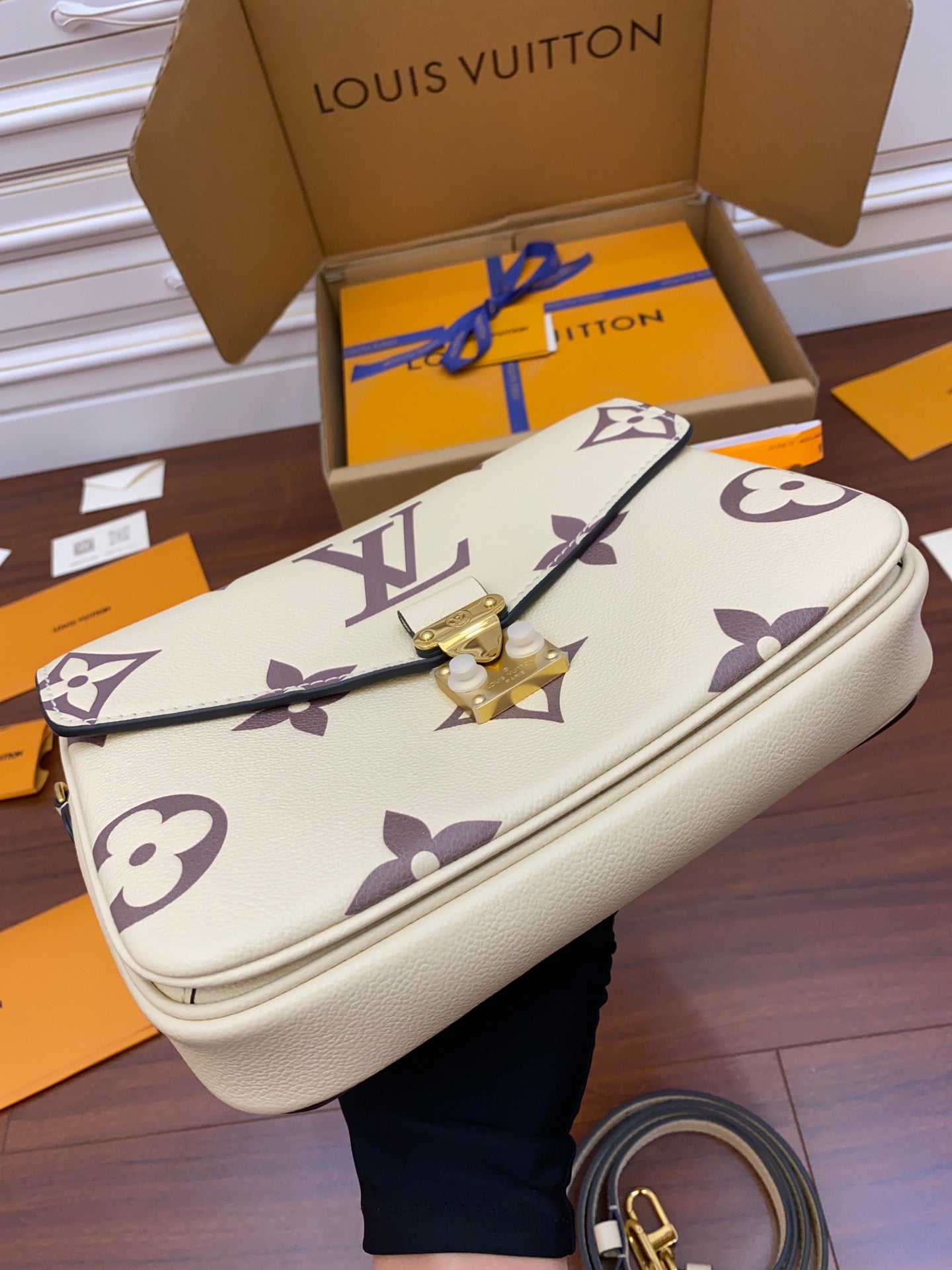 M45596 POCHETTE MÉTIS SHOULDER CROSS BODY BAGS WHITE 25cm