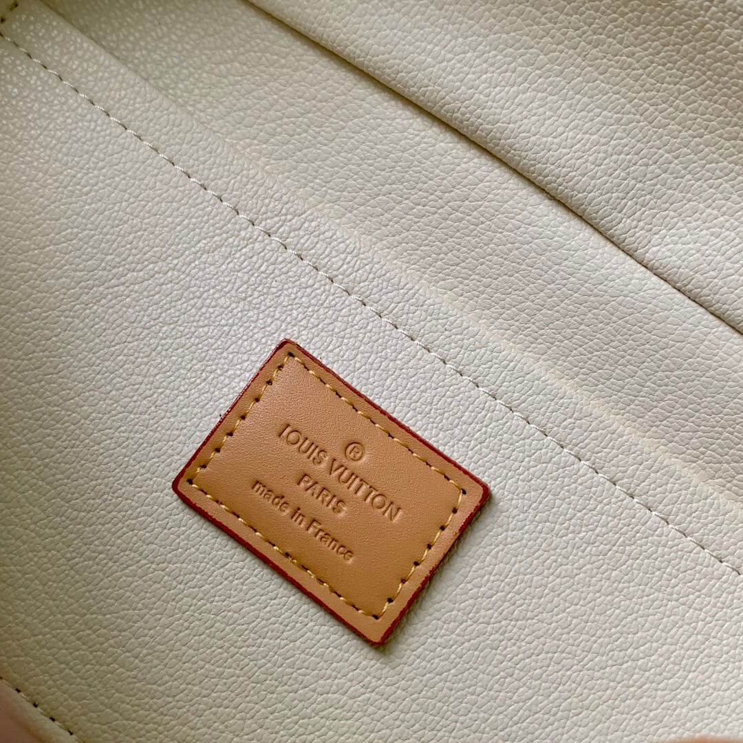 M47069 Locker Dopp Kit Monogram Makeup bag white