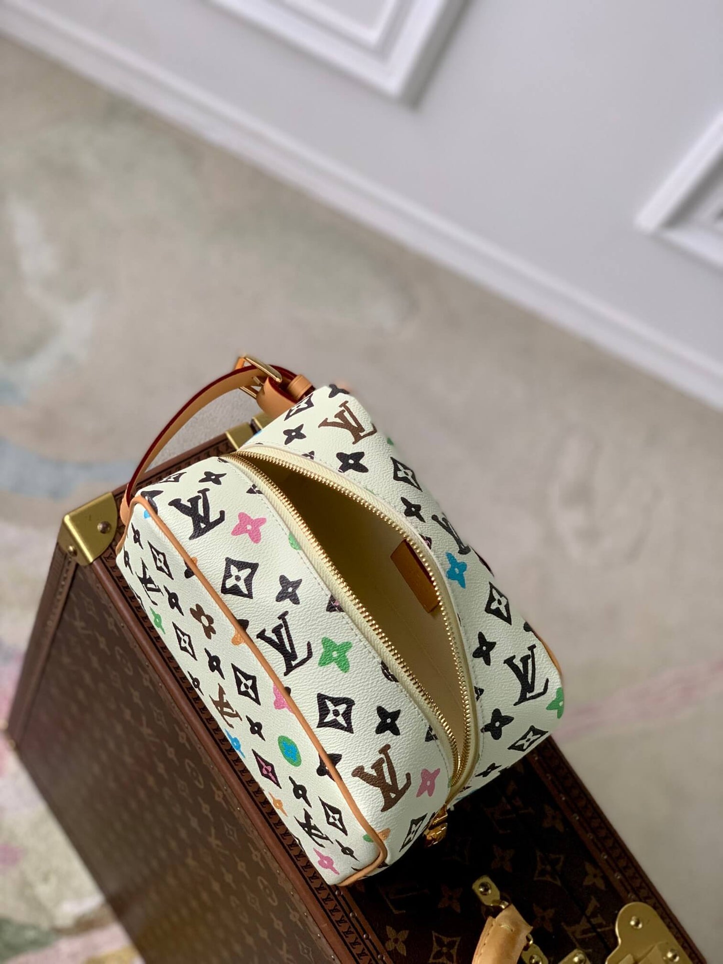 M47069 Locker Dopp Kit Monogram Makeup bag white