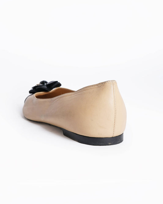 Chanel camelia black patent leather ballet flats
