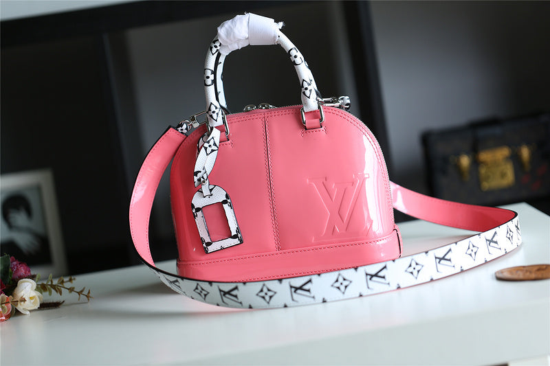 Fan Fashion Lu-Vi bags - 8277