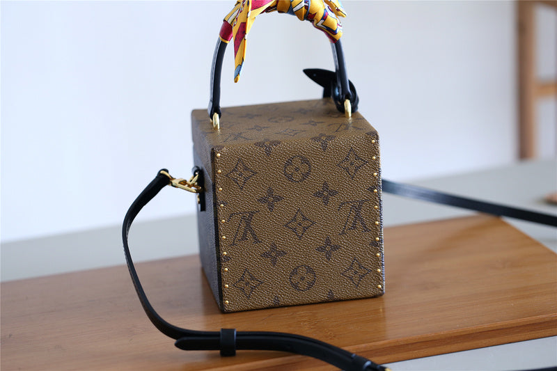 Fan Fashion Lu-Vi bags - 9401