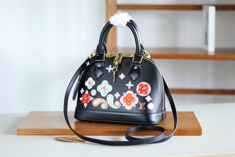 Fan Fashion Lu-Vi bags - 8256