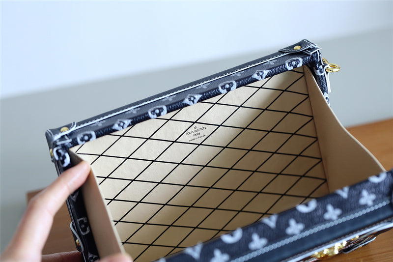 Fan Fashion Lu-Vi bags - 8211