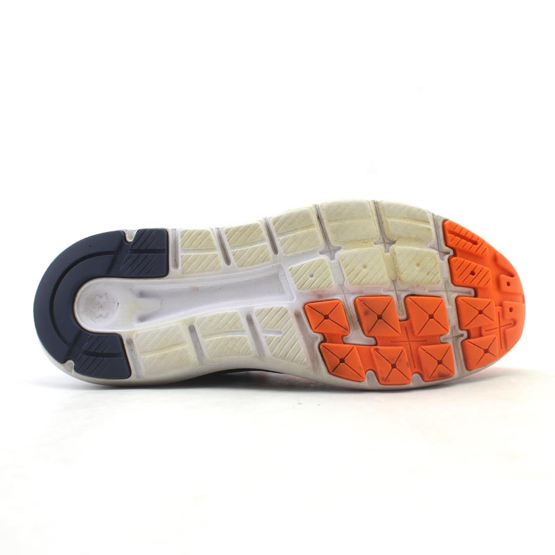 UNDER ARMOUR OUTHUSTLE