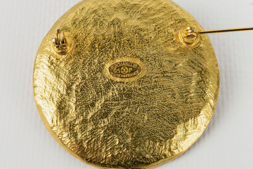 Broche en métal doré Chanel