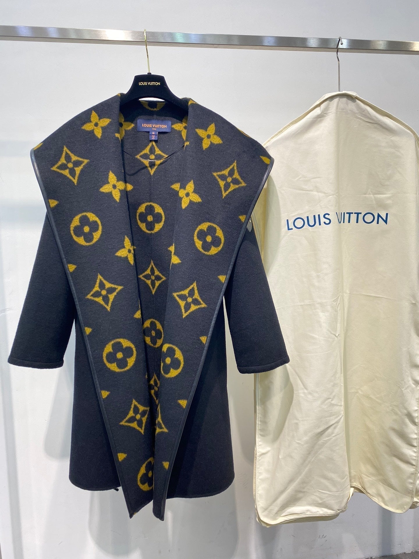 Luxury Louis Vuitton  Wrap Coat 037