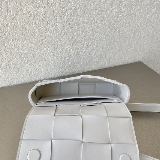 BV Belt Cassette White, For Women, Women’s Bags 7in/18Amelia668572VMAY19009