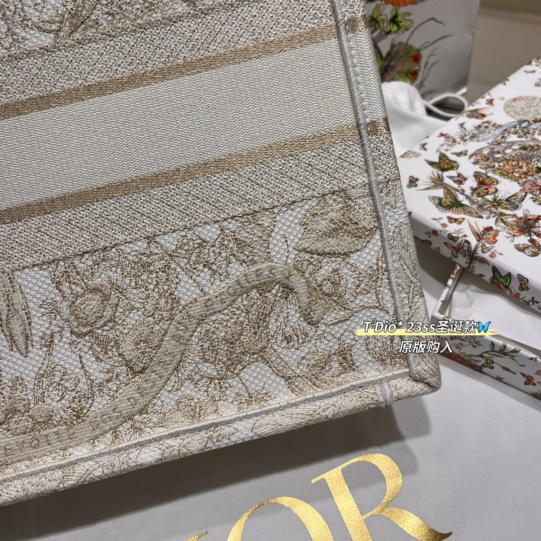 CD BOOK TOTE BAG 36 IN IVORY BEIGE EMBROIDERED CANVAS Amelia