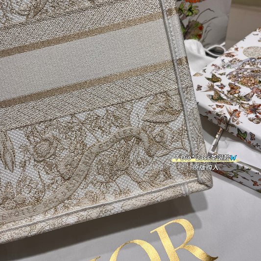 CD BOOK TOTE BAG 36 IN IVORY BEIGE EMBROIDERED CANVAS Amelia