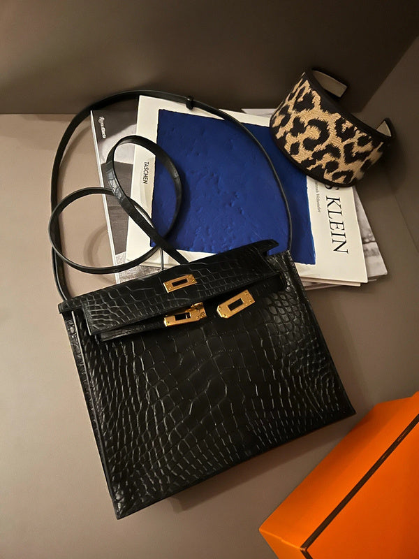 Amelia - HMS Bags - 1628