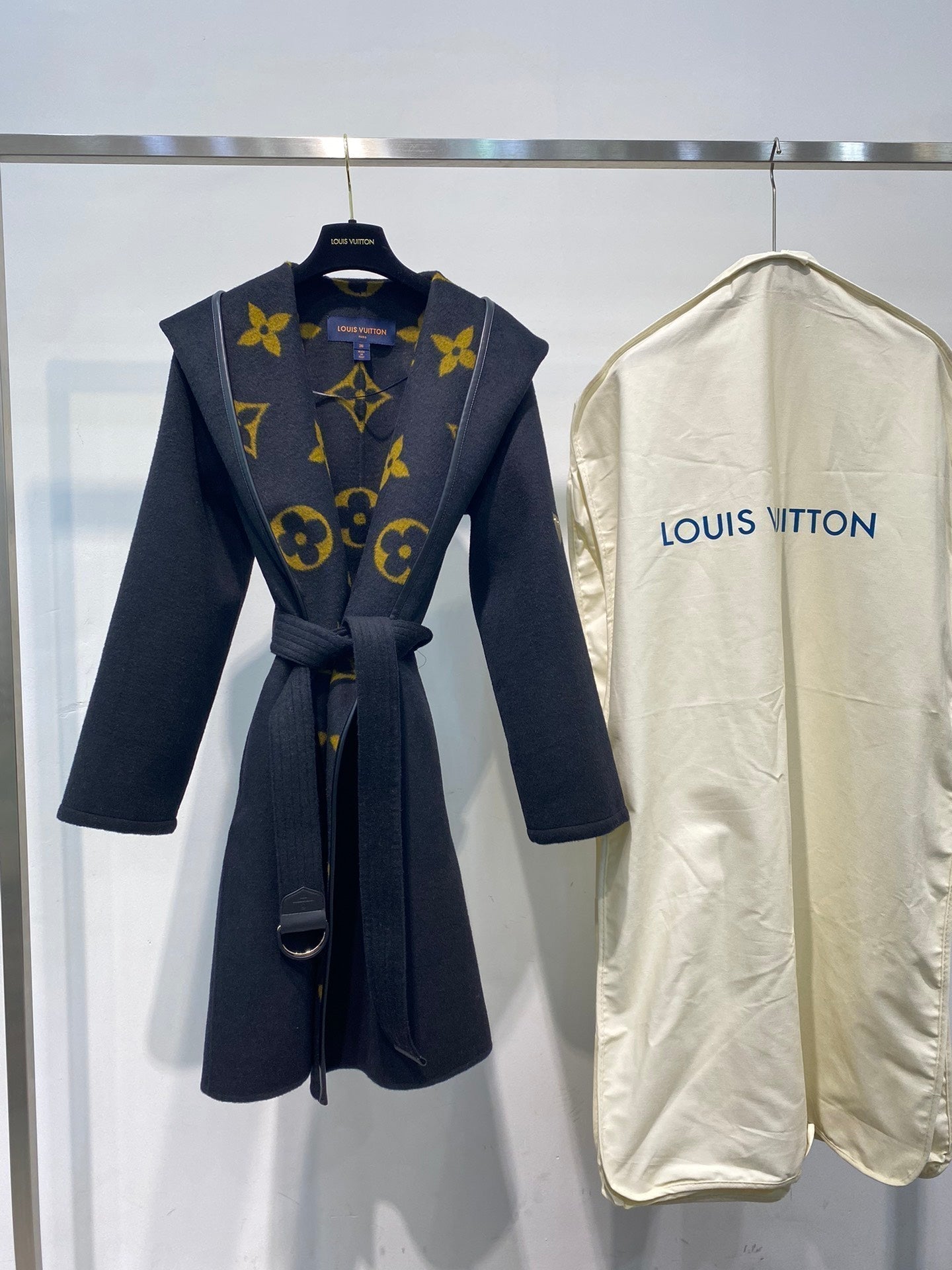 Luxury Louis Vuitton  Wrap Coat 037