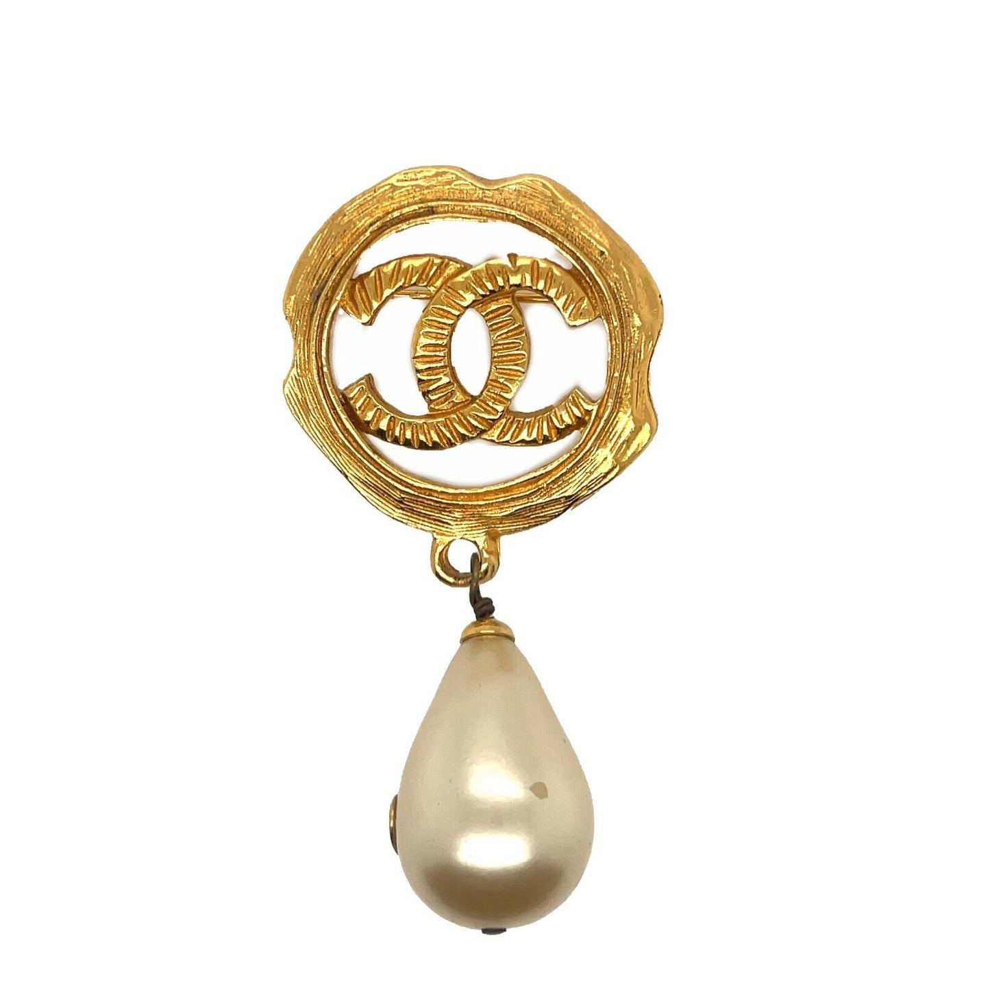 CHANEL -   94A CC Logo Circle / Pearl Drop Textured - Gold Brooch