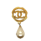 CHANEL -   94A CC Logo Circle / Pearl Drop Textured - Gold Brooch