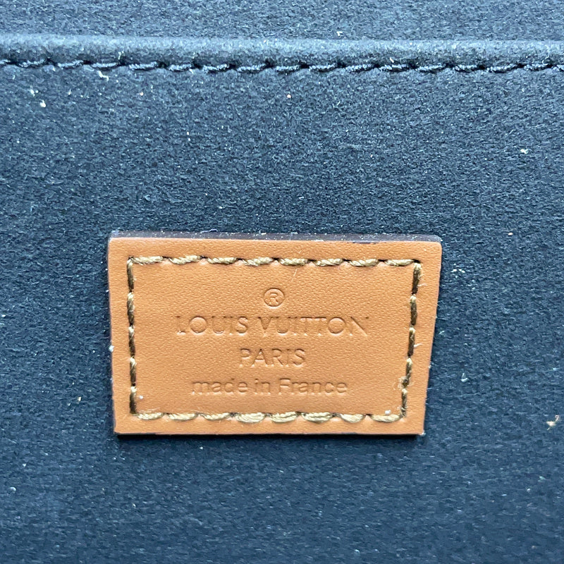Fan Fashion Lu-Vi bags - 8138