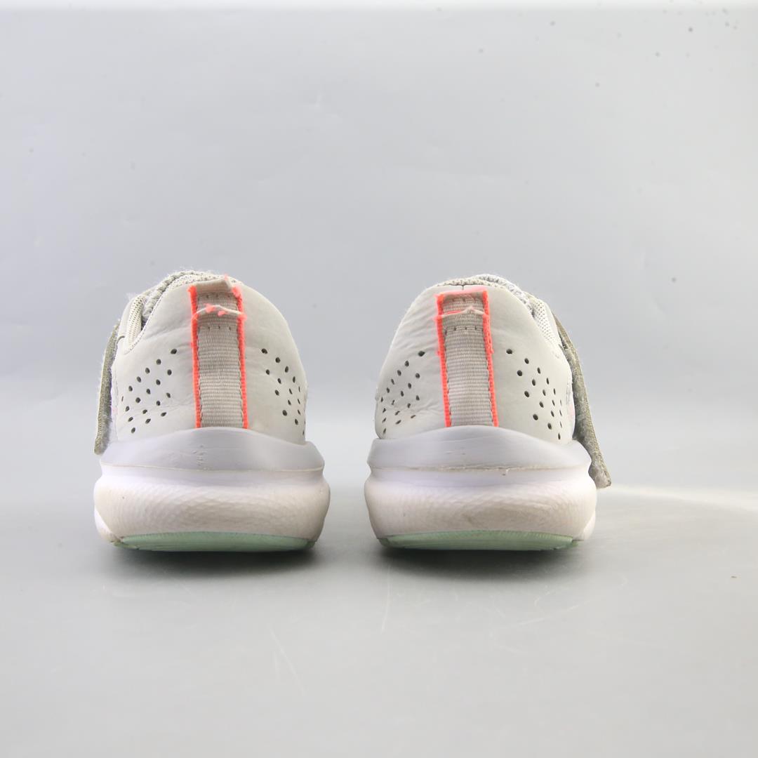 UNDER ARMOUR ASSERT 9