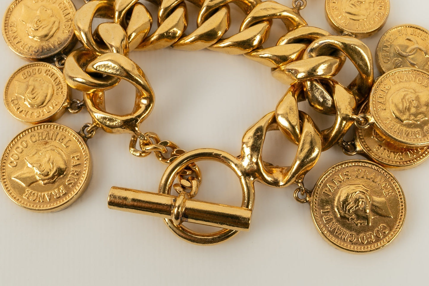 Bracelet doré Chanel