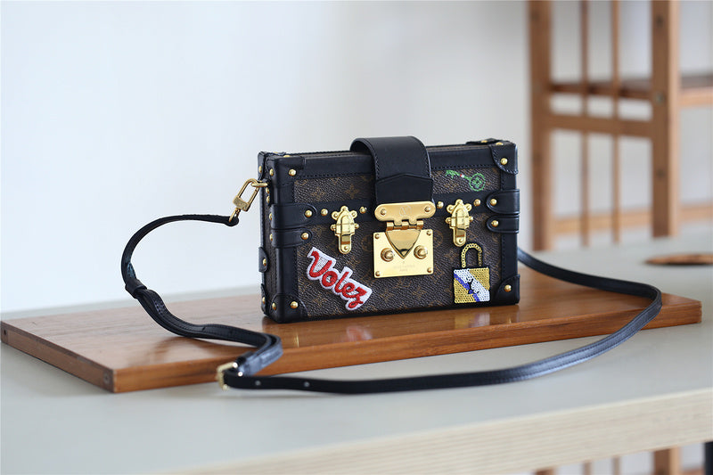 Fan Fashion Lu-Vi bags - 8215