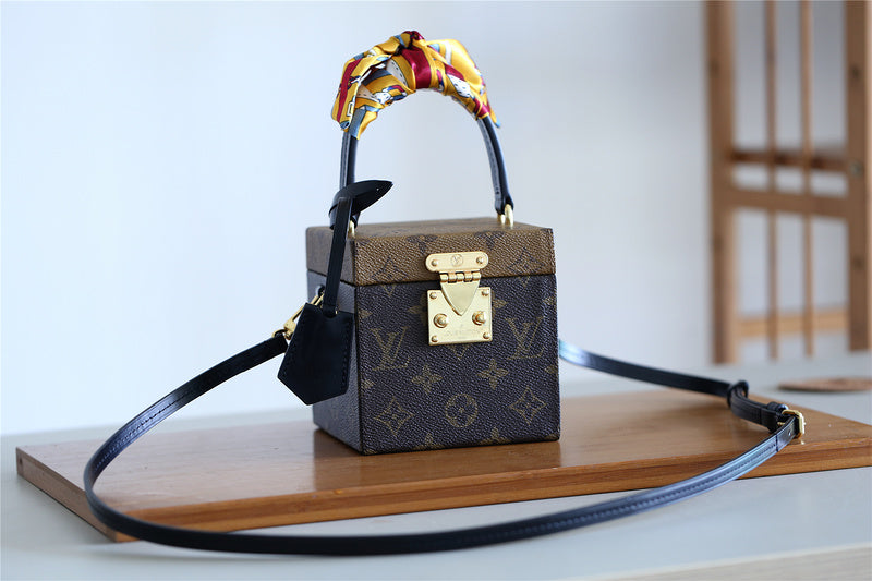 Fan Fashion Lu-Vi bags - 9401