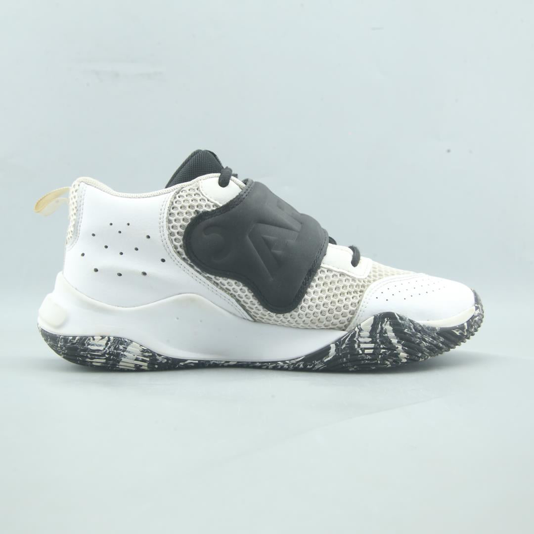 UNDER ARMOUR ZONE BB 2