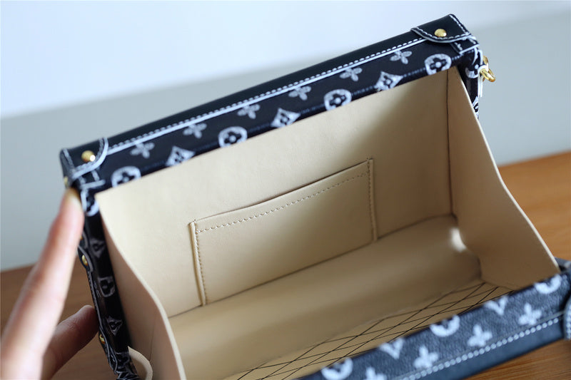 Fan Fashion Lu-Vi bags - 8211